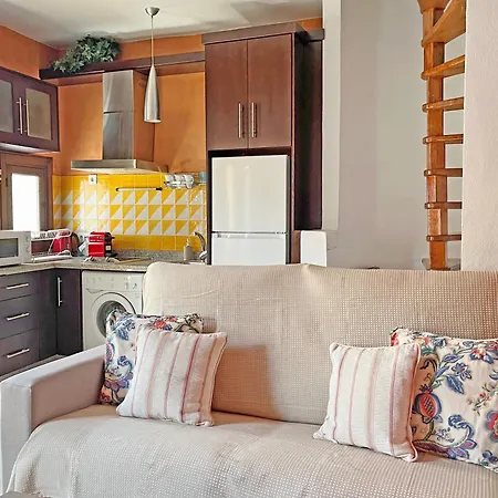 Wallada Lucano Nyaraló *